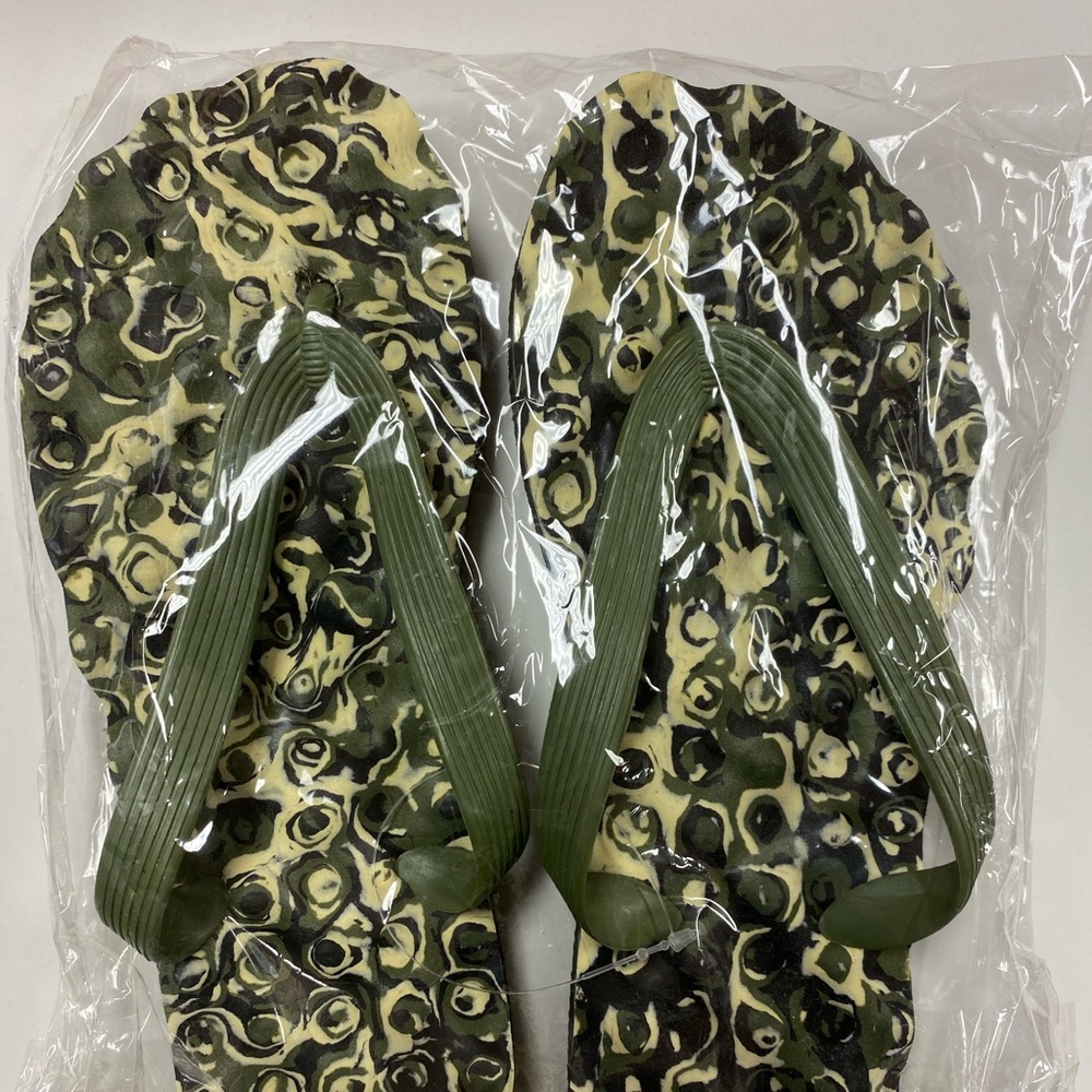 Women’s Green and Black Flip Flops size 7/8